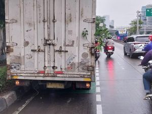 Hati-hati! Ada Truk Box Gangguan di Jalan S Parman Slipi Arah Tomang