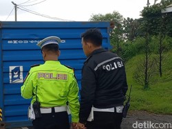 Gagal Nanjak, Truk Jatuhkan Kontainer 40 Ton di Tol Cipularang