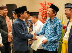 Wamen ATR Serahkan Sertifikat Tanah Wakaf 4 Kota di Jabar