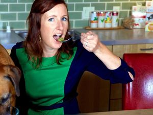 5 Orang Ini Punya Kebiasaan Aneh, Suka Ngemil Makanan Anjing dan Kucing