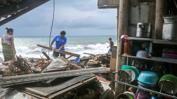 Abrasi di Kampung Nelayan Mataram Akibat Cuaca Ekstrem