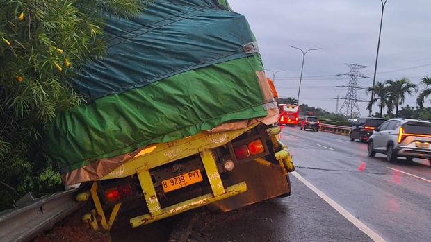 Ada Truk Terperosok di Tol JORR Arah Jatiasih, Lalin Macet