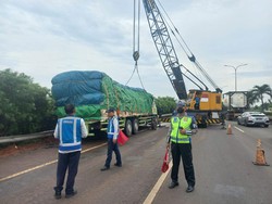 Ada Truk Terperosok di Tol JORR Arah Jatiasih, Lalin Macet