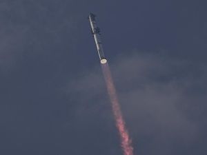 Roket Terbesar SpaceX Hilang di Langit Tapi Cetak Rekor Baru Roket Terbesar SpaceX Hilang di Langit Tapi Cetak Rekor Baru