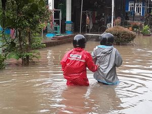 Banjir di Setrokalangan Kudus, Warga Selamatkan Barang