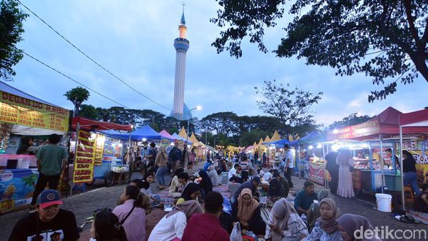 Ngabuburit di Bazar Ramadan Masjid Al Akbar Surabaya