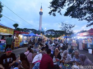 Ngabuburit di Bazar Ramadan Masjid Al Akbar Surabaya