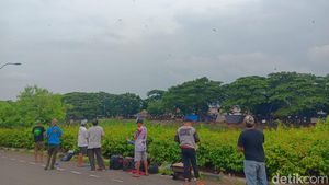 Ngabuburit Seru! Main Layangan Aduan di BKT