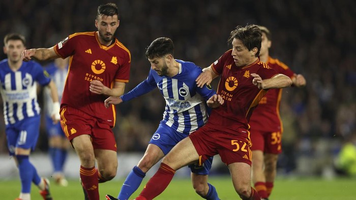 Brightons Adam Lallana, center, fights for the ball with Romas Edoardo Bove during the Europa League, round of 16 second-leg soccer match between Brighton and Hove Albion FC and Roma, at the Amex Stadium in Brighton, England, Thursday, March 14, 2024. (AP Photo/Ian Walton)