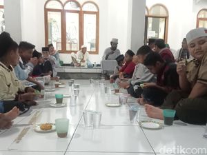 Warga Antusias Ikut Buka Bersama di Masjid Al-Amin Larantuka