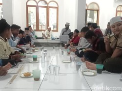 Warga Antusias Ikut Buka Bersama di Masjid Al-Amin Larantuka