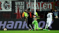 Leverkusen kemudian membuka harapan setelah Jeremie Frimpong mencetak gol pada menit ke-72 untuk menipiskan ketertinggalan.   