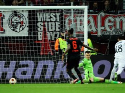 Leverkusen kemudian membuka harapan setelah Jeremie Frimpong mencetak gol pada menit ke-72 untuk menipiskan ketertinggalan.   
