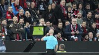 Sejenak sebelum momen tersebut, wasit Anthony Taylor sempat mengecek VAR. Dari situlah ia membatalkan kartu kuning buat Elvin dan menggantinya jadi kartu merah. Foto: AP/Martin Meissner