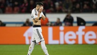 Jadilah Elvin melangkah gontai keluar lapangan di babak kedua laga setelah sempat senang, sampai mengajak tos wasit, karena salah menduga dirinya batal dapat kartu. Foto: AP/Martin Meissner