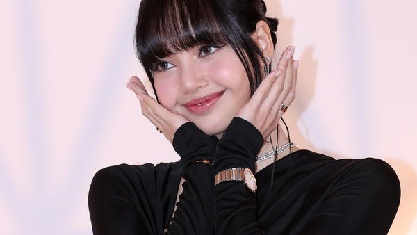 7 Pesona Lisa BLACKPINK di Acara Bulgari, Pasang Pose Aegyo Bikin Gemas
