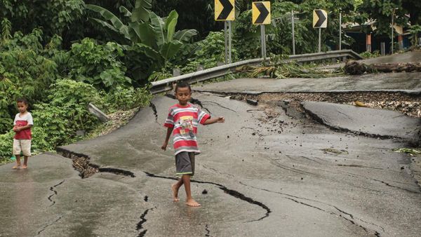 Ga Bahaya Ta? Jalan di Kupang Patah dan Bergelombang