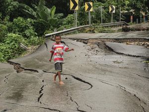 Ga Bahaya Ta? Jalan di Kupang Patah dan Bergelombang