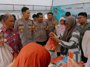 Gerakan Pangan Murah di Polres Jombang Diserbu 300 Warga, 4 Ton Beras Ludes Gerakan Pangan Murah di Polres Jombang Diserbu 300 Warga, 4 Ton Beras Ludes