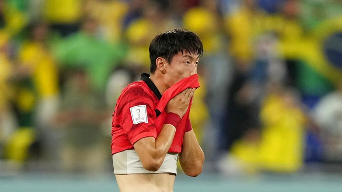 South Koreas Hwang Ui-jo reacts at the end of the World Cup round of 16 soccer match between Brazil and South Korea, at the Stadium 974 in Doha, Qatar, Monday, Dec. 5, 2022. Brazil won 4-1. (AP Photo/Martin Meissner)