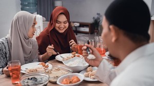 Lagi Puasa tapi Diundang Makan, Ini Adab yang Bisa Dilakukan