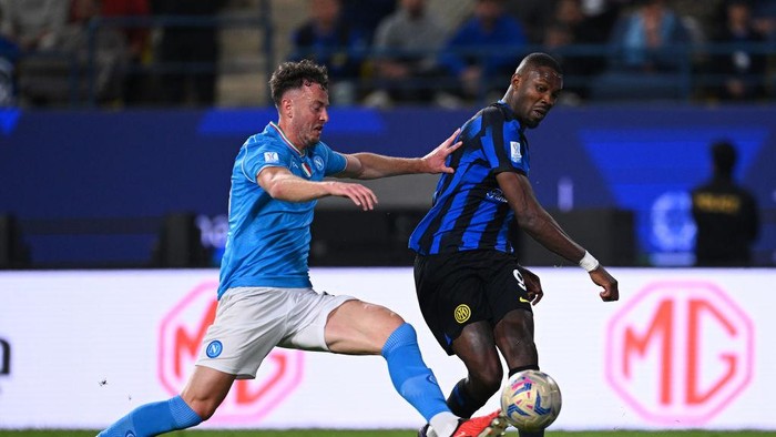 RIYADH, SAUDI ARABIA - JANUARY 22: Marcus Thuram of FC Internazionale, in action, is challenged during the Italian EA Sports FC Supercup Final match between SSC Napoli and FC Internazionale at Al-Awwal Stadium on January 22, 2024 in Riyadh, Saudi Arabia. (Photo by Mattia Ozbot - Inter/Inter via Getty Images)