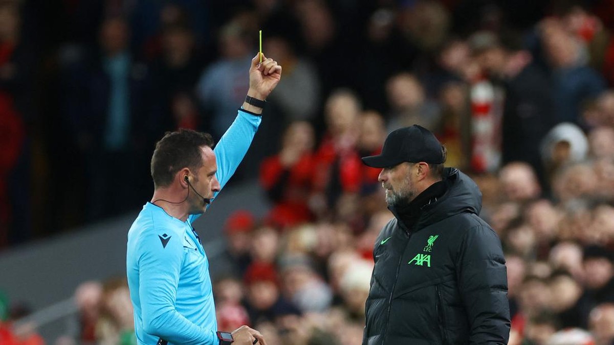 Juergen Klopp dikartukuning karena memprotes wasit (Action Images via Reuters/Lee Smith)