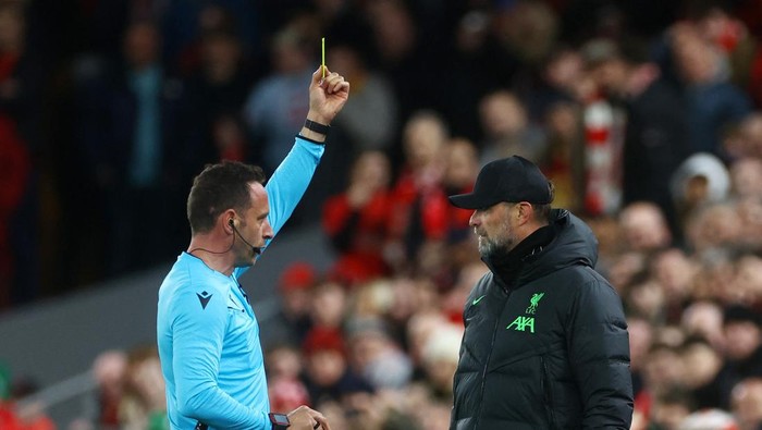 Soccer Football - Europa League - Round of 16 - Second Leg - Liverpool v Sparta Prague - Anfield, Liverpool, Britain - March 14, 2024 Liverpool manager Juergen Klopp is shown a yellow card by referee Artur Soares Dias Action Images via Reuters/Lee Smith