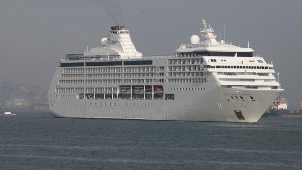 Kapal Pesiar Seven Seas Mariner Merapat ke Surabaya