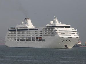 Kapal Pesiar Seven Seas Mariner Merapat ke Surabaya