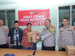 Kapolres Jaksel Serahkan Bantuan Sembako Ramadan ke Warga Mampang