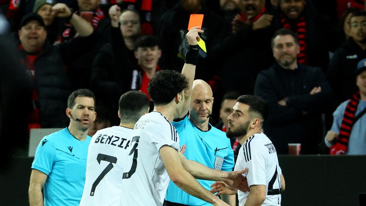 Kartu merah buat Qarabag. Foto: REUTERS/Wolfgang Rattay