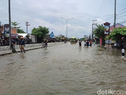 Truk Mulai Melintas, Begini Kondisi Banjir Jalan Kaligawe Semarang Sore Ini