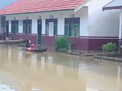Banjir 4 Bulan Tak Surut, Guru-Murid di Muaro Jambi Terpaksa Naik Perahu