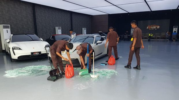 Kondisi TKP usai kecelakaan Xpander tabrak Porsche di showroom Ivan's Motor (dok Polres Metro Tangerang Kota)