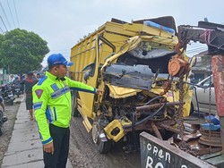 Ringsek! 2 Truk Adu Banteng di Jatilawang Banyumas