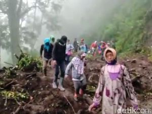 Akses Jalan ke Kawasan Ijen Bondowoso Terputus Akibat Tanah Longsor Akses Jalan ke Kawasan Ijen Bondowoso Terputus Akibat Tanah Longsor