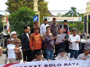 Ketua DPRD Solo Temui Massa Demo Tuntut Hak Angket