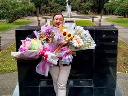 Kisah Melly, Anak Penjual Bubur yang Lulus dari ITB & Satu-satunya Sarjana di Keluarga