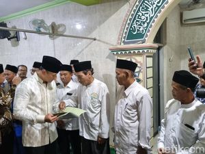 AHY Serahkan 11 Sertifikat Tanah Wakaf di Surabaya