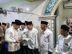 AHY Serahkan 11 Sertifikat Tanah Wakaf di Surabaya