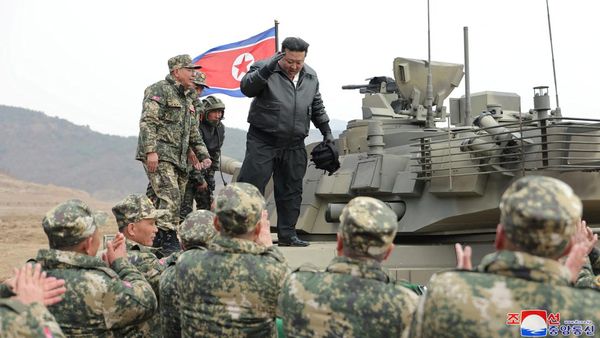 Momen Kim Jong-Un Kendarai Tank Baru Saat Latihan Militer Korut