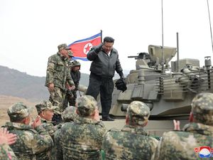 Momen Kim Jong-Un Kendarai Tank Baru Saat Latihan Militer Korut