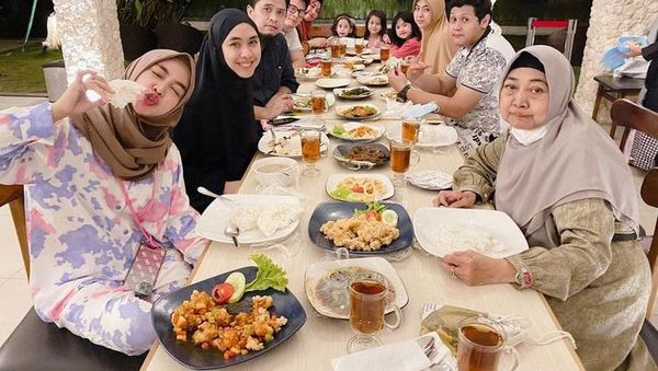 Masya Allah! Momen Oki Setiana Dewi Makan Bareng PPI hingga Keluarga