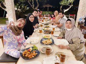 Masya Allah! Momen Oki Setiana Dewi Makan Bareng PPI hingga Keluarga Masya Allah! Momen Oki Setiana Dewi Makan Bareng PPI hingga Keluarga