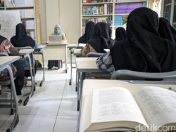 Cara Santri Ponpes Raudhatul Irfan Menyelami Ilmu Agama dan Bahasa Inggris