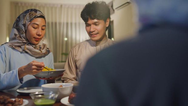 Pasangan Muslim Makan