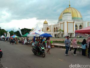 Berburu Takjil Menggiurkan di Pasar Ramadan Masjid Raya Al Muwahidin Bima