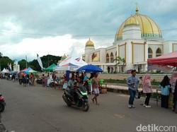 Berburu Takjil Menggiurkan di Pasar Ramadan Masjid Raya Al Muwahidin Bima
