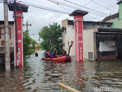 Banjir 1,5 Meter di Trimulyo Semarang, Warga Ngungsi di Masjid